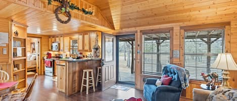 كابينة - غرفتا نوم | منطقة المعيشة | تلفزيون ذكي، خدمات بث