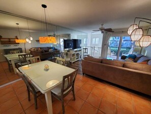 Condo, 2 quartos | Área de estar