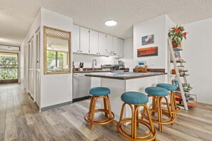Private kitchen - Big Island Kalanikai 215 1 Bedroom Condo (Kailua-Kona)