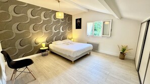 3 slaapkamers, een strijkplank/strijkijzer, wifi, beddengoed