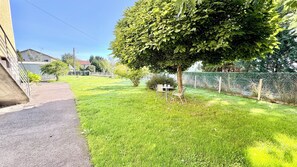 Outdoor dining - Le refuge | Garden | Wifi | Parking | Near Limoges (Le Palais-sur-Vienne)