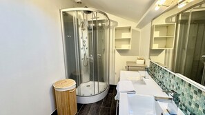Een douche, een haardroger, handdoeken, zeep