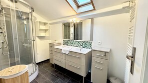 Shower, hair dryer, towels, soap - Le refuge | Garden | Wifi | Parking | Near Limoges (Le Palais-sur-Vienne)