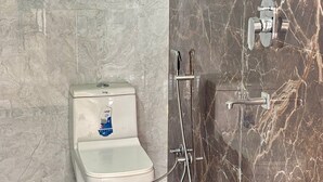 Shower, hair dryer, towels, toilet paper - Sunset luxury Private Farmhouse (Gurgaon)