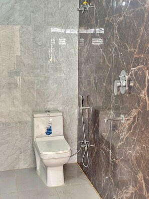 Dusj, hårføner, håndklær og toalettpapir