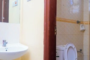 Shower - Bamburi LEAM – A Serene, Stylish & Family-Friendly Retreat Near the Coast (Mombasa)