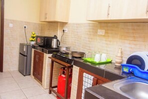 Private kitchen - Bamburi LEAM – A Serene, Stylish & Family-Friendly Retreat Near the Coast (Mombasa)