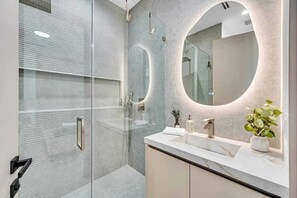 Dusche, Haartrockner, Shampoo