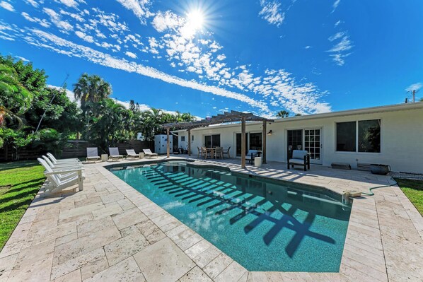 A heated pool - Fully renovated 5 bedroom pool home (Sarasota)