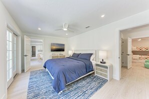5 bedrooms, iron/ironing board, WiFi (free), bed sheets - Fully renovated 5 bedroom pool home (Sarasota)