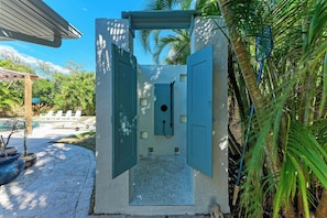 Property grounds - Fully renovated 5 bedroom pool home (Sarasota)