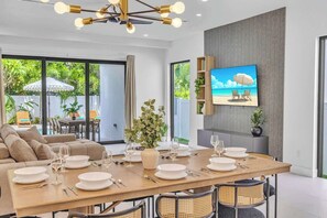 Dining - LasOlas-8 BD Two Pool-BBQ-Games (Fort Lauderdale)