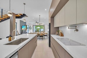 Refrigerador, microondas, horno y parrilla de estufa 