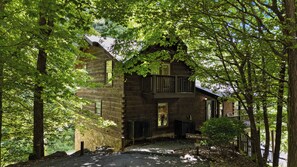 Exterior - Cabin W Hot Tub・Game Room・Grill・Picnic Area・Views (Pigeon Forge)