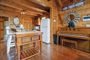 Interior - Cabin W Hot Tub・Game Room・Grill・Picnic Area・Views (Pigeon Forge)
