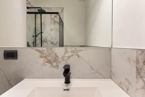 Shower, hair dryer, towels, toilet paper - Aquarama Apartment (Feriolo)