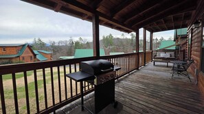 Outdoor dining - Handicap Friendly Cabin Retreat・Pool Table・Grill (Pigeon Forge)