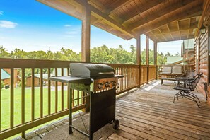 Outdoor dining - Handicap Friendly Cabin Retreat・Pool Table・Grill (Pigeon Forge)