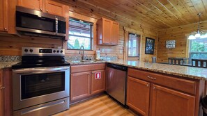 Coffee/tea maker, fridge, microwave, oven - Handicap Friendly Cabin Retreat・Pool Table・Grill (Pigeon Forge)