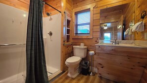 Shower, hair dryer, towels, shampoo - Handicap Friendly Cabin Retreat・Pool Table・Grill (Pigeon Forge)