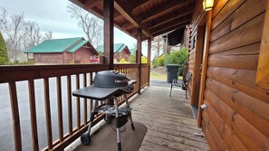 Terrace/patio - Handicap Friendly Cabin Retreat・Pool Table・Grill (Pigeon Forge)