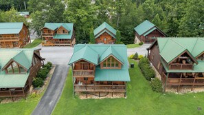 Exterior - Handicap Friendly Cabin Retreat・Pool Table・Grill (Pigeon Forge)