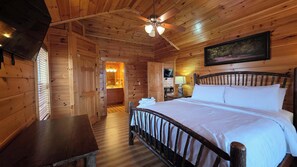 2 bedrooms, iron/ironing board, WiFi, bed sheets - Handicap Friendly Cabin Retreat・Pool Table・Grill (Pigeon Forge)