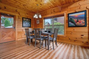 Dining - Handicap Friendly Cabin Retreat・Pool Table・Grill (Pigeon Forge)