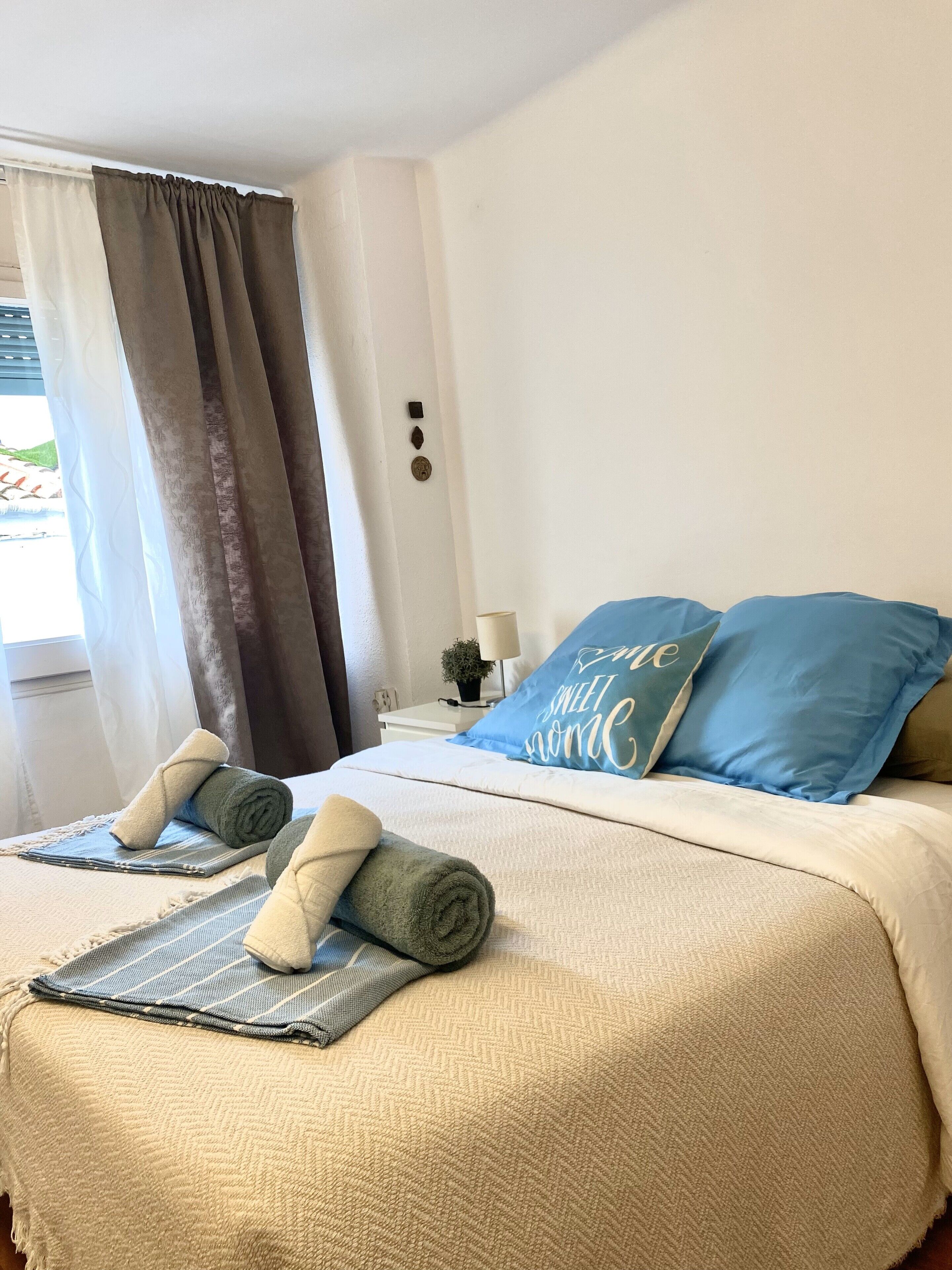 Een strijkplank/strijkijzer, wifi, beddengoed