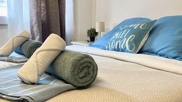 1 dormitorio, tabla de planchar con plancha, wifi y ropa de cama