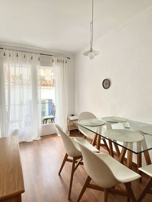 Dining - Migjorn Apartment: Perfect Location in Sitges (Sitges)