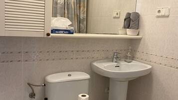 Hårtork, bidé, handdukar och tvål