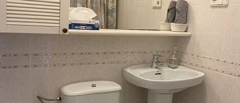 Sèche-cheveux, bidet, serviettes fournies, savon