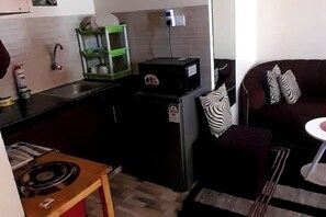 Private kitchen - Bamburi Studio – Your Cozy Coastal Retreat for Rest & Relaxation (Mombasa)