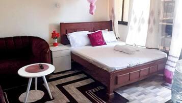 Iron/ironing board, WiFi, bed sheets