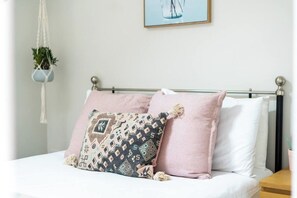 1 bedroom, iron/ironing board, WiFi, bed sheets - 1Bed · Cardiff Centre · Sleeps 2 (Cardiff)