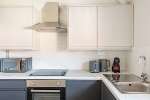 Fridge, microwave, oven, stovetop - 1Bed · Cardiff Centre · Sleeps 2 (Cardiff)