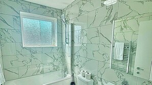 Douche, sèche-cheveux, serviettes fournies