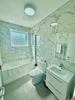 Shower, hair dryer, towels - Eastcote Place Apartment (Pinner)