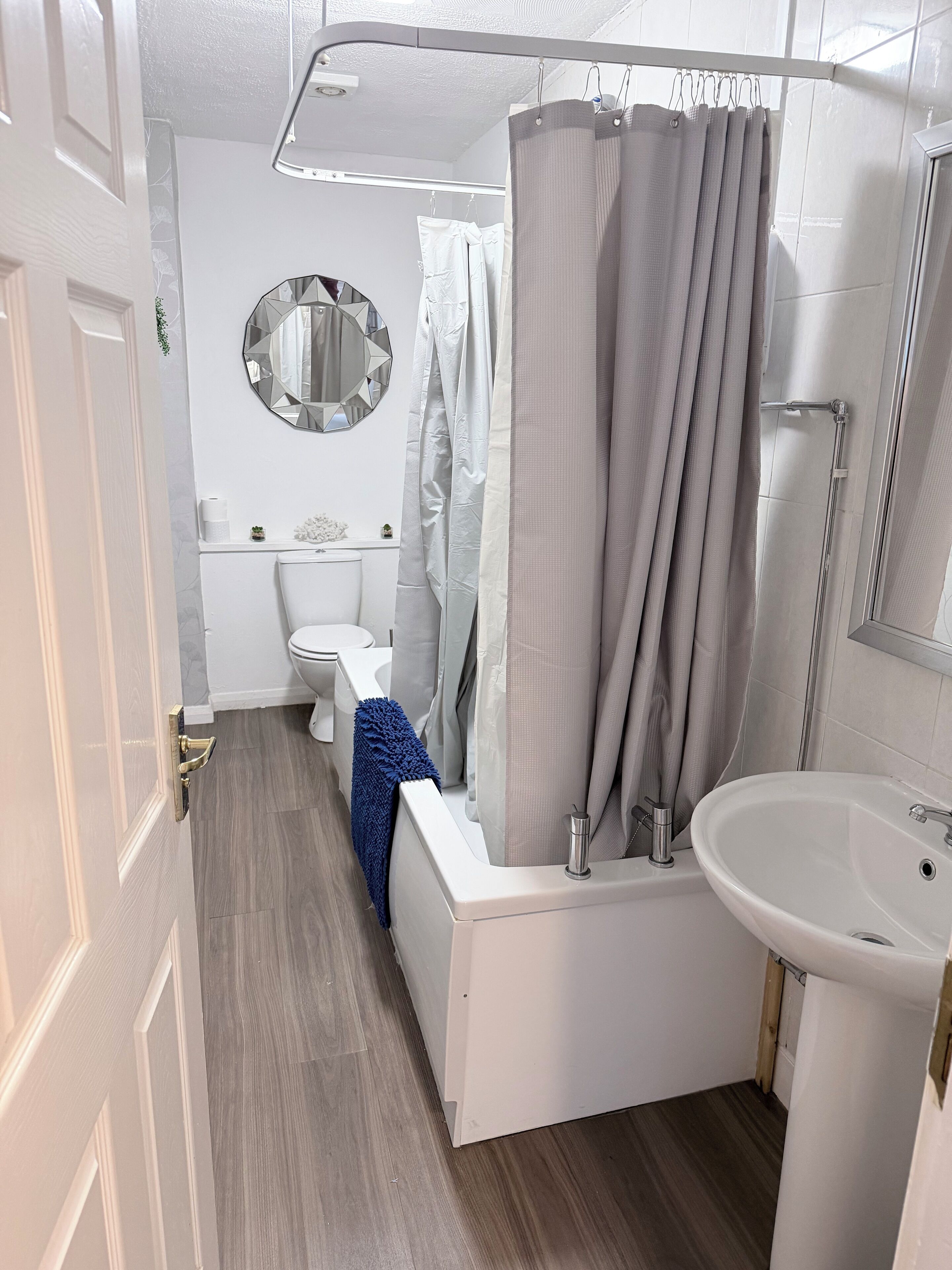 Een haardroger, handdoeken, zeep, toiletpapier