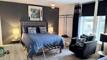 Een strijkplank/strijkijzer, wifi, beddengoed