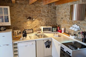 Frigorífico, microondas, horno y placa de cocina