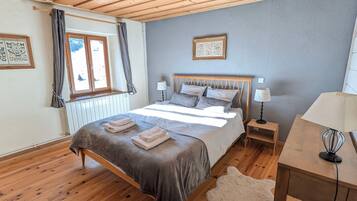 Schreibtisch, Bügeleisen/Bügelbrett, WLAN