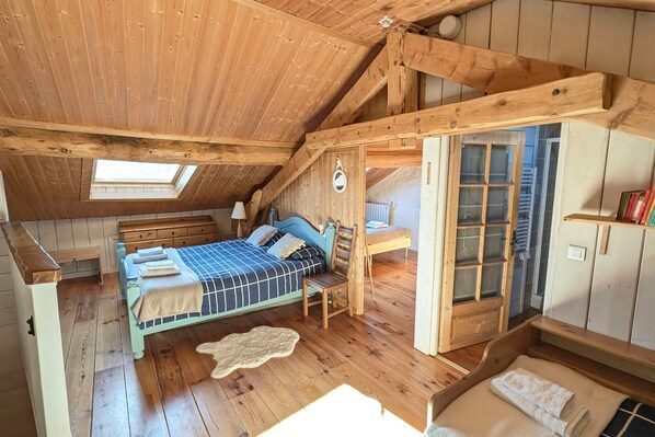 Desk, iron/ironing board, WiFi, bed sheets