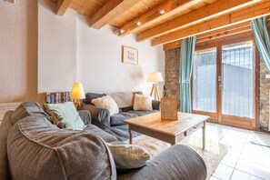 TV, DVD player - La Ferme des Astres: Stunning Charm and Breathtaking Views! (Les Angles)