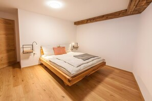 Tabla de planchar con plancha, wifi, ropa de cama