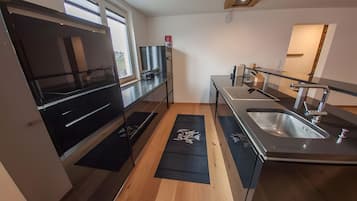 Fridge, oven, stovetop, dishwasher