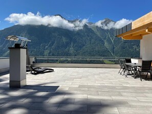 Outdoor dining - Holiday Home 'Alpenblick De Luxe' with Mountain View, Private Terrace and Wi-Fi (Oetz)