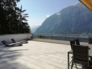 Outdoor dining - Holiday Home 'Alpenblick De Luxe' with Mountain View, Private Terrace and Wi-Fi (Oetz)