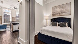 Ein modernes Schlafzimmer mit einem großen Bett, einem Schreibtisch und einem Stuhl.